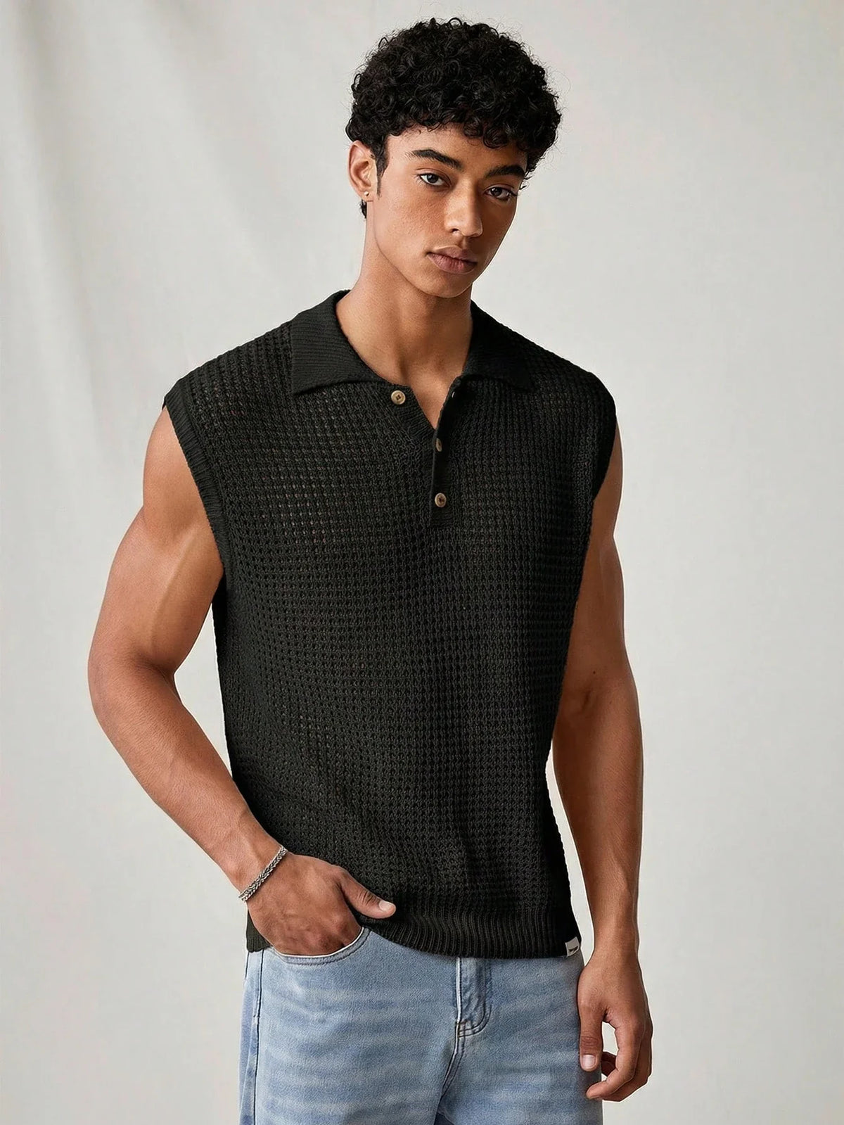 Ärmelloses Herren-Poloshirt aus Strick mit Pointelle-Durchbruchmuster, Schwarz