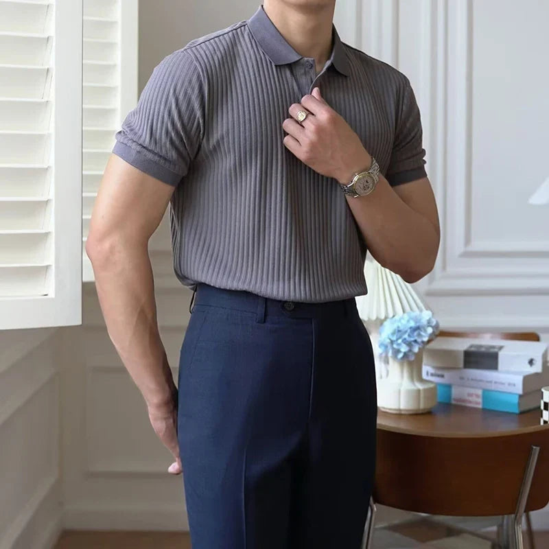 Theo Marin Herren-Poloshirt aus vertikal geripptem Strick