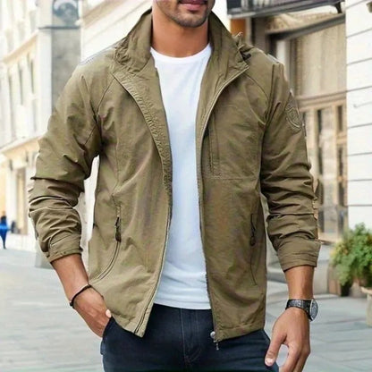 Herren-Outdoorjacke mit Kapuze und Reißverschlusstaschen