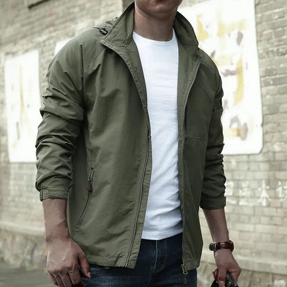 Herren-Outdoorjacke mit Kapuze und Reißverschlusstaschen