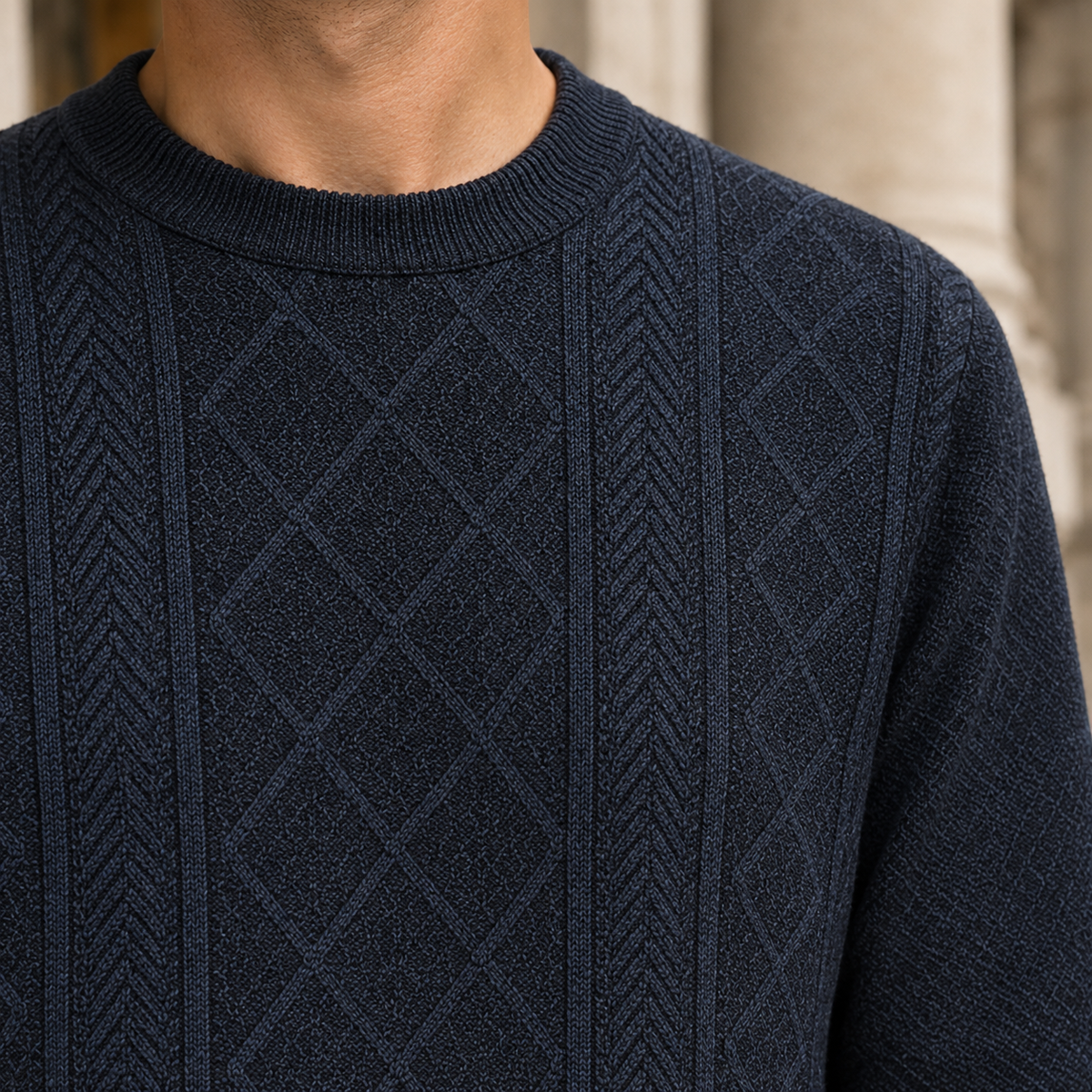Sweter z dzianiny o fakturowanej strukturze i okrągłym dekolcie
